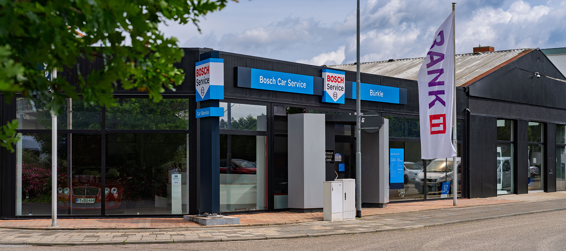 Fassade des Bosch Car Service Bürkle in Frankenthal mit blauer Bosch-Beschilderung.