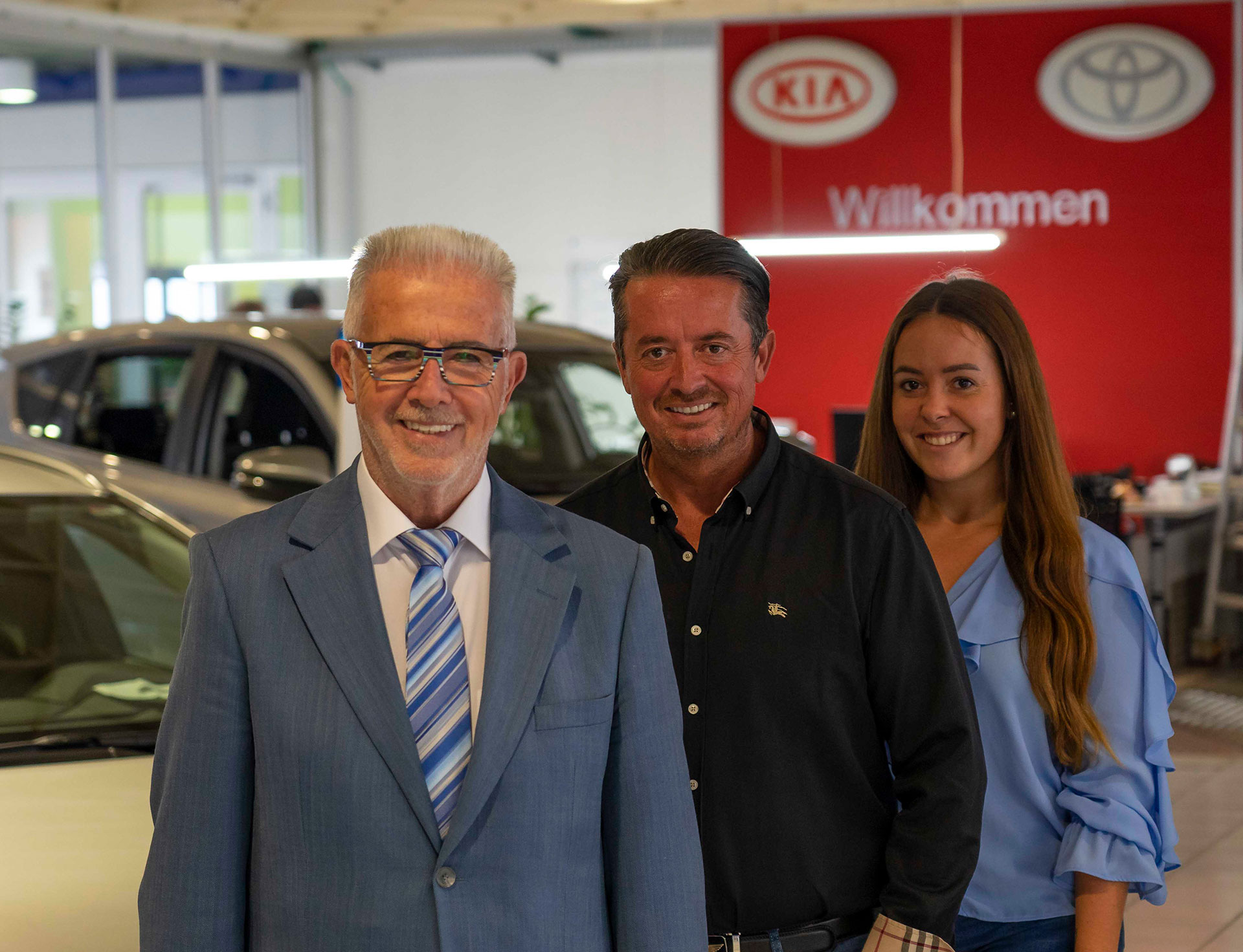Heinz, Uwe und Vanessa Bürkle gemeinsam in der Verkaufshalle des Autohauses.