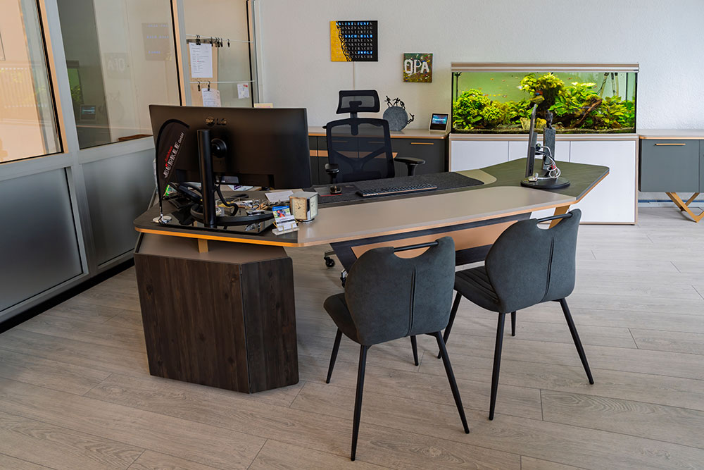 Customer consultation desk inside Autohaus Bürkle in Frankenthal.