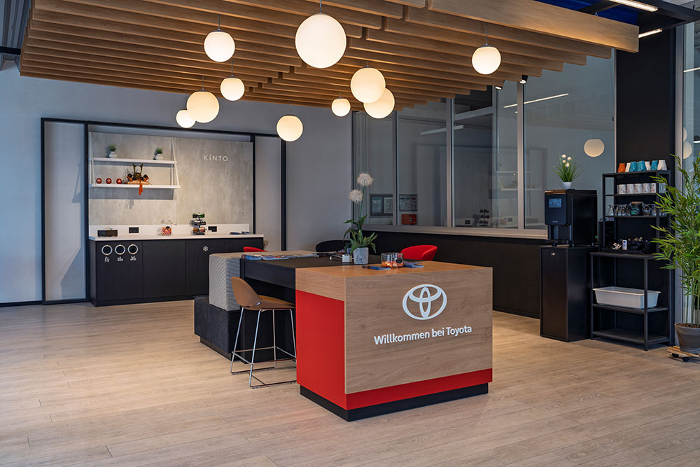 Customer lounge and welcome desk inside Autohaus Bürkle in Frankenthal.